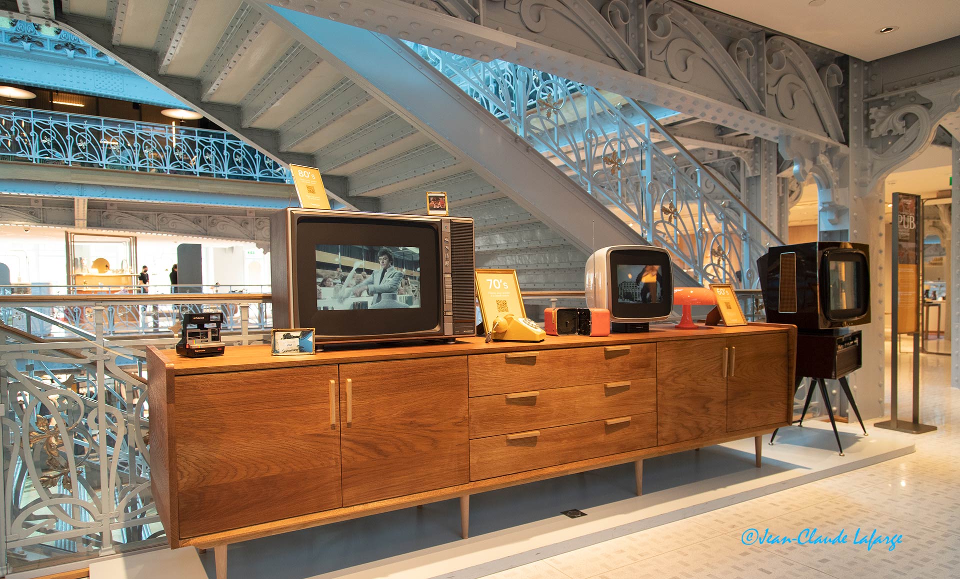 Samaritaine Paris Pont Neuf. Décoration Vintage, téléviseurs, meubles.